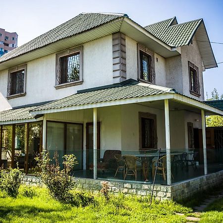 "European" Backpackers Hostel In Almaty Esterno foto