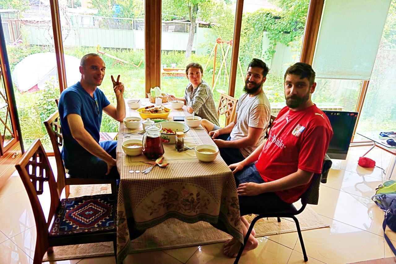 "European" Backpackers Hostel In Almaty Esterno foto