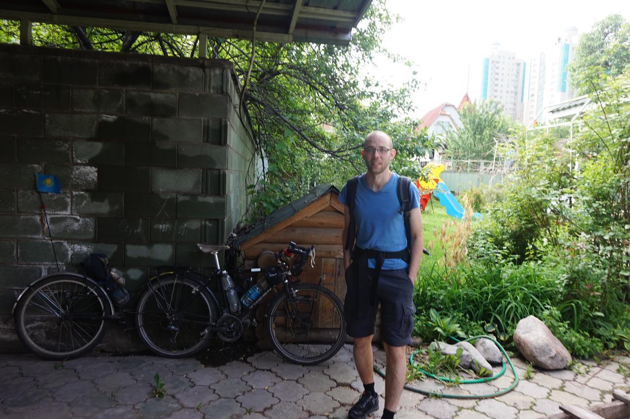 "European" Backpackers Hostel In Almaty Esterno foto