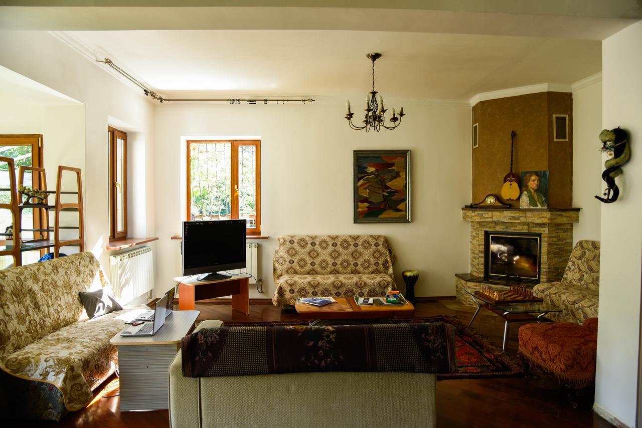 "European" Backpackers Hostel In Almaty Esterno foto