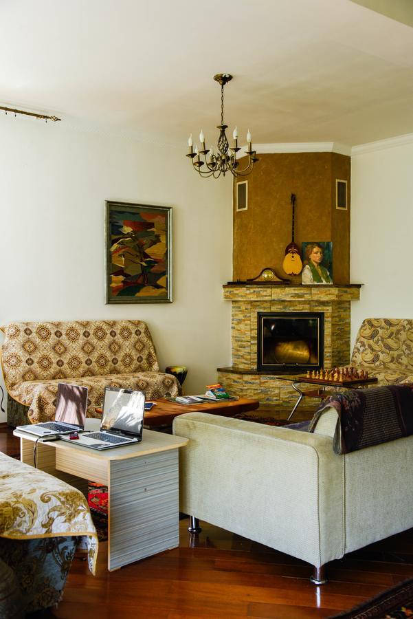 "European" Backpackers Hostel In Almaty Esterno foto