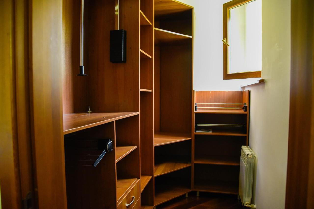 "European" Backpackers Hostel In Almaty Esterno foto