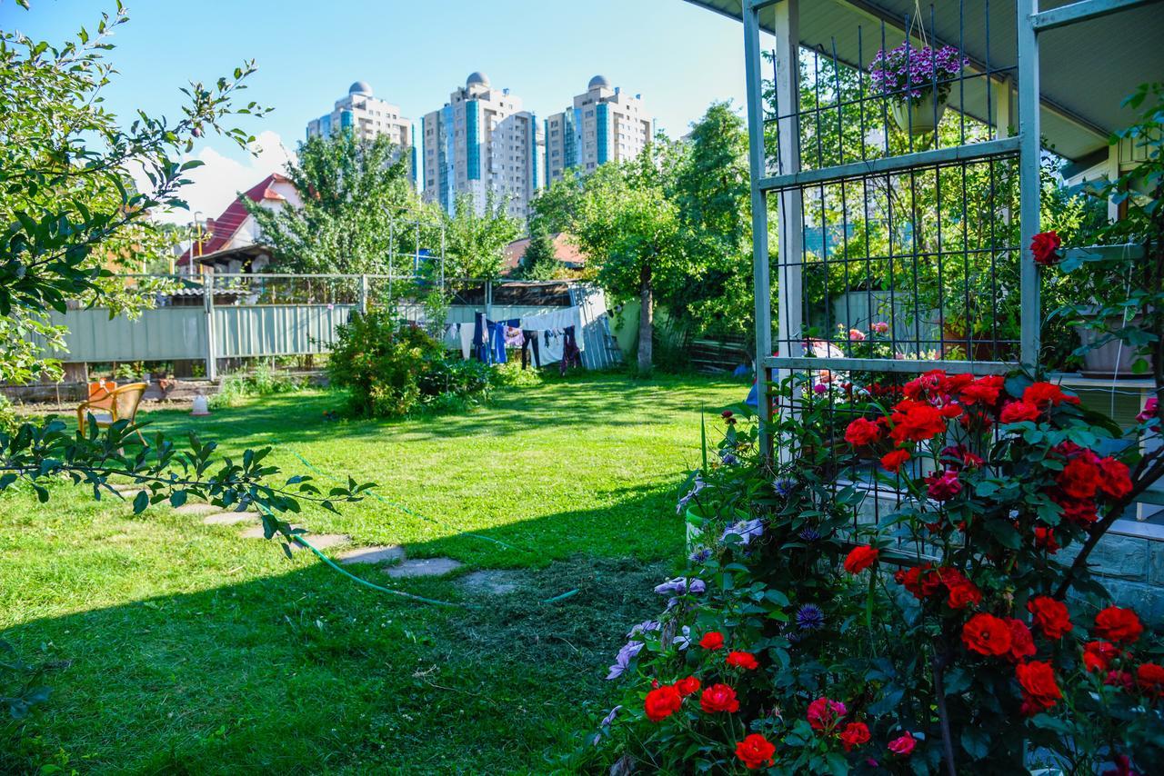 "European" Backpackers Hostel In Almaty Esterno foto