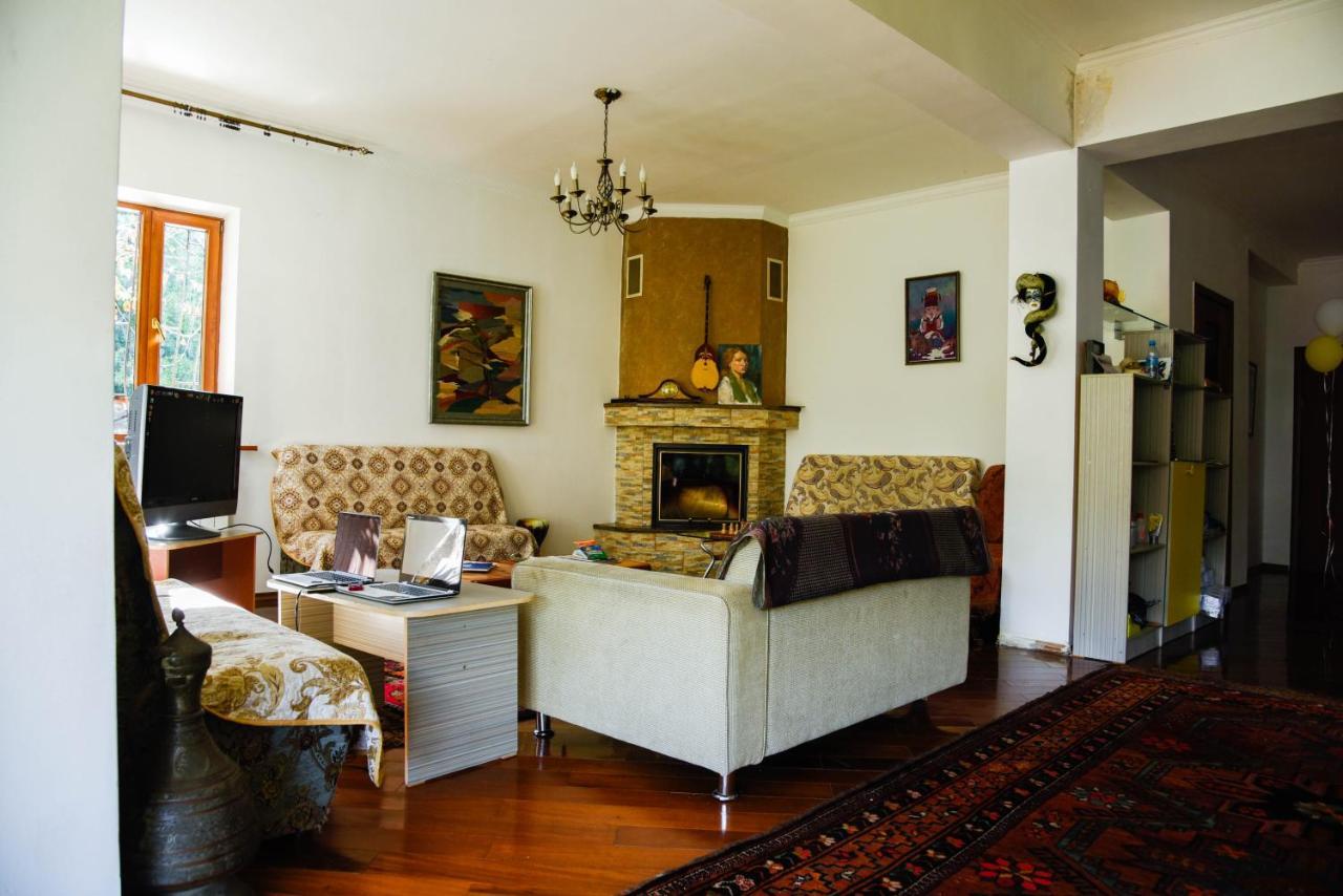 "European" Backpackers Hostel In Almaty Esterno foto