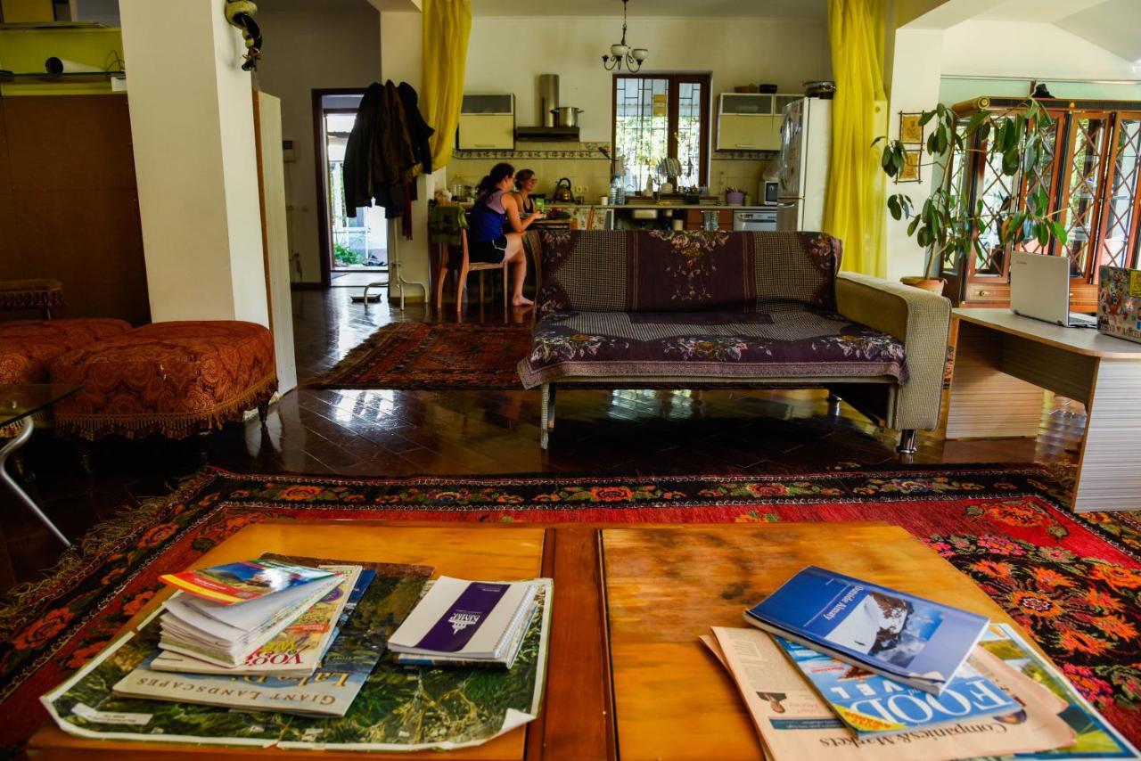 "European" Backpackers Hostel In Almaty Esterno foto