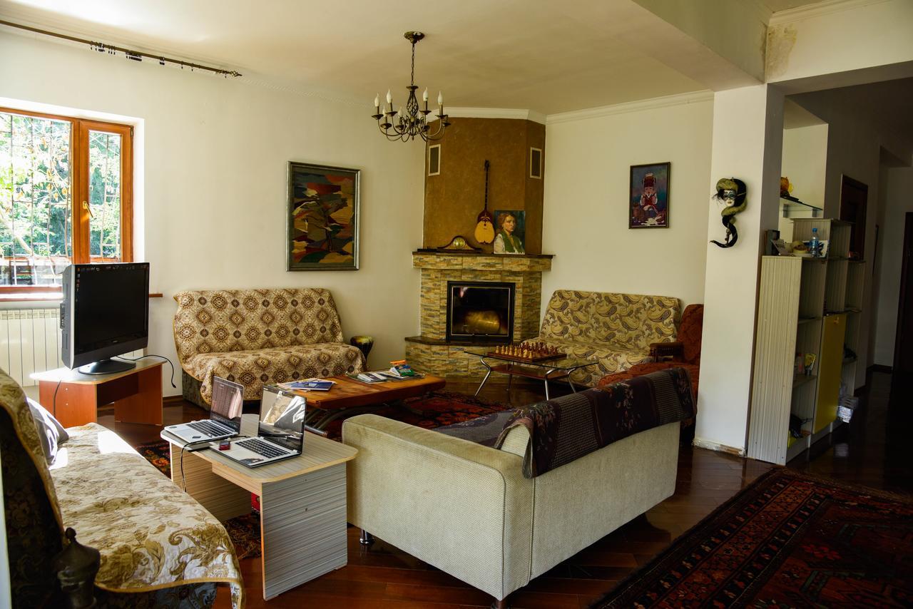 "European" Backpackers Hostel In Almaty Esterno foto