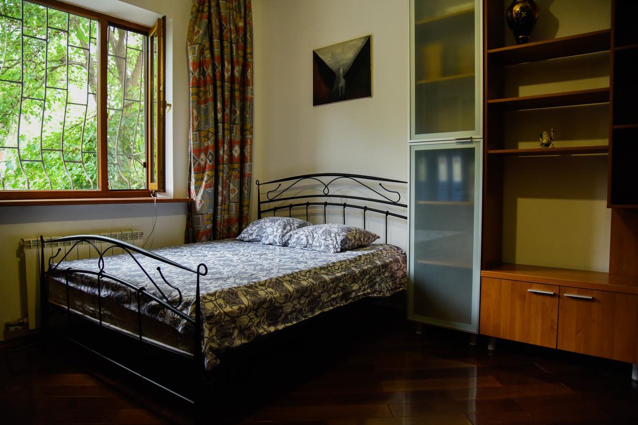 "European" Backpackers Hostel In Almaty Esterno foto